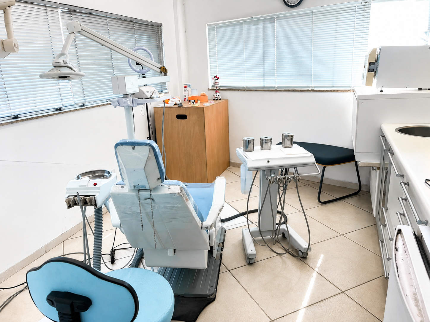 Interior moderno da clínica odontológica